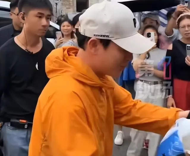 张颂文拒收粉丝茶叶事件引发关注，《山海经异闻录》片场细节曝光：细节速览