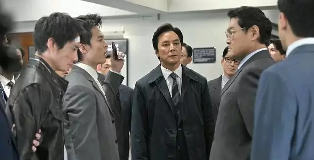 《寒战1994》与《10间敢死队》同档期口碑分化显著：情报图
